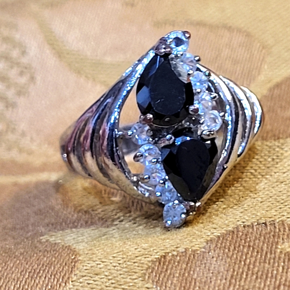Silvertone onyx and rhinestone costume jewelry ring Sz 9.5